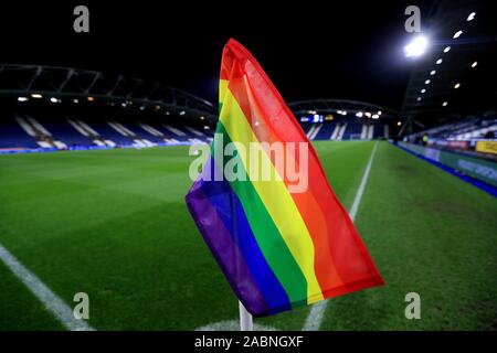 Drapeaux de coin arc-en-ciel à l'appui de la campagne de Stonewall le ciel avant de parier match de championnat à John Smith's Stadium, Huddersfield. Banque D'Images