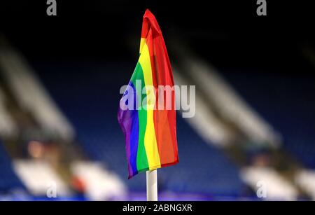 Drapeaux de coin arc-en-ciel à l'appui de la campagne de Stonewall le ciel avant de parier match de championnat à John Smith's Stadium, Huddersfield. Banque D'Images