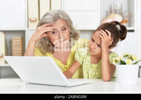 Portrait of happy senior man using laptop Banque D'Images