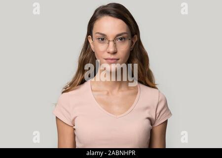 Portrait of attractive young woman wearing glasses looking at camera Banque D'Images