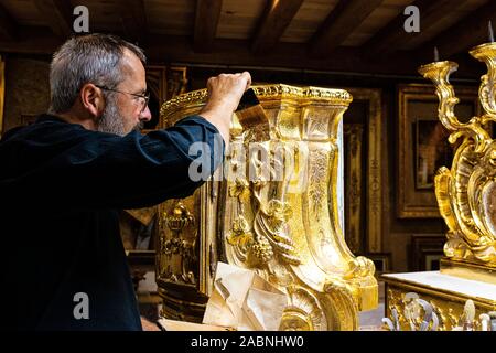 Geraudot (nord-est de la France) : dans l'Uwe Schaefer, atelier de travail doreur à la feuille d'or. Uwe Schaefer est spécialisé dans la restauration, 5b Banque D'Images