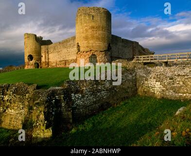 La tour sud (centre) et de l'ouest gatehouse (L) de l'intérieur de la Ward de Château Rhuddlan, Denbighshire, Wales, UK, à n sur la face de pierre douves sèches. Banque D'Images