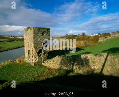 Voir SW de Gillot à la tour Château Rhuddlan, Denbighshire, Wales, UK, où la pierre-face fossé sec entourant le château une fois atteint la rivière Clwyd. Banque D'Images