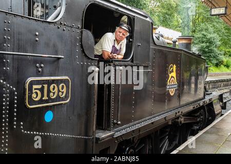Le pilote du moteur en attendant le signal d'aller, Llangollen Railway, Denbighshire, Wales Banque D'Images