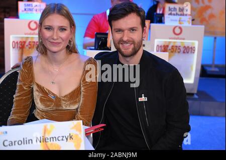 22 novembre 2019, Rhénanie du Nord-Westphalie, Hürth : Les chanteurs Carolin Niemczyk et Daniel Grunenberg de la bande Glasperlenspiel posent à la 24e RTL Wir helfen Kindern 2019 Spendenmarathon. Photo : Horst Galuschka/dpa/Horst Galuschka dpa Banque D'Images