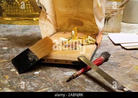 Geraudot (nord-est de la France) : dans l'Uwe Schaefer, atelier de travail doreur à la feuille d'or. Uwe Schaefer est spécialisé dans la restauration, 5b Banque D'Images