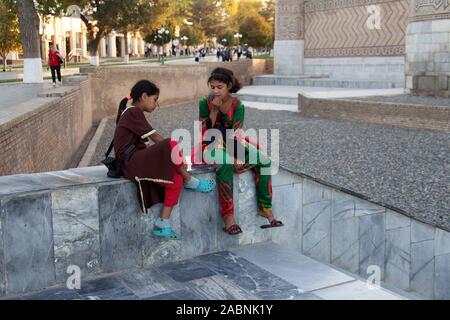 Les jeunes filles jouant à l'extérieur de la gitane mosquée Bibi-Khanym à Samarkand Banque D'Images