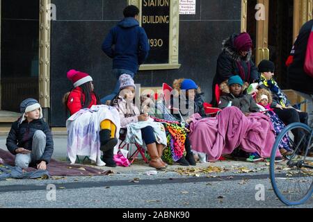 Philadelphie, Pennsylvanie, USA. Philadelphie, Pennsylvanie, USA. Novembre 28, 2019 spectateurs : essayez de rester au chaud pendant la 6ABC Thanksgiving Day Parade à Philadelphie, le 28 novembre 2019. Sur le 100e anniversaire du défilé, des vents forts à la masse grands ballons à partir de l'itinéraire du défilé, mais le taux de participation a été encore considérable sur la Benjamin Franklin Parkway. (Crédit Image : © Michael Candelori/Zuma sur le fil) Banque D'Images