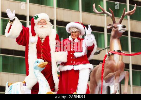 Philadelphie, Pennsylvanie, USA. Philadelphie, Pennsylvanie, USA. 28 novembre 2019 : Le Père Noël et Mme Claus vague de spectateurs au 6ABC Thanksgiving Day Parade à Philadelphie, le 28 novembre 2019. Sur le 100e anniversaire du défilé, des vents forts à la masse grands ballons à partir de l'itinéraire du défilé, mais le taux de participation a été encore considérable sur la Benjamin Franklin Parkway. (Crédit Image : © Michael Candelori/Zuma sur le fil) Banque D'Images