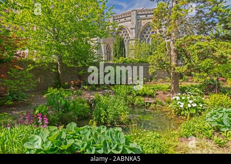 Les frontières et les lits colorés attirent de nombreux visiteurs à l'intérieur du jardin clos de l'Évêché de Wells, Somerset, England, UK Banque D'Images