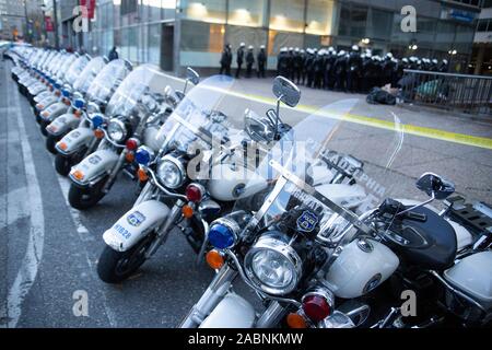 Philadelphie, Pennsylvanie, USA. 28 novembre 2019 : Une équipe d'agents de police moto préparer pour sécuriser l'itinéraire pour le 6ABC Thanksgiving Day Parade à Philadelphie, le 28 novembre 2019. Sur le 100e anniversaire du défilé, des vents forts à la masse grands ballons à partir de l'itinéraire du défilé, mais le taux de participation a été encore considérable sur la Benjamin Franklin Parkway. (Crédit Image : © Michael Candelori/Zuma sur le fil) Banque D'Images