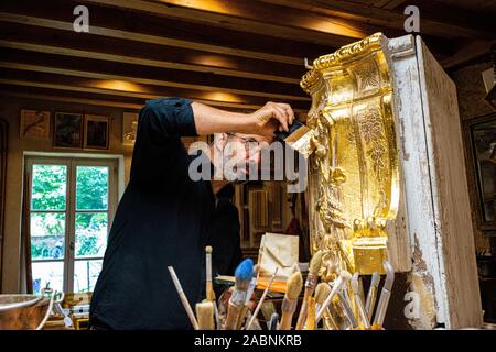 Geraudot (nord-est de la France) : dans l'Uwe Schaefer, atelier de travail doreur à la feuille d'or. Uwe Schaefer est spécialisé dans la restauration, 5b Banque D'Images