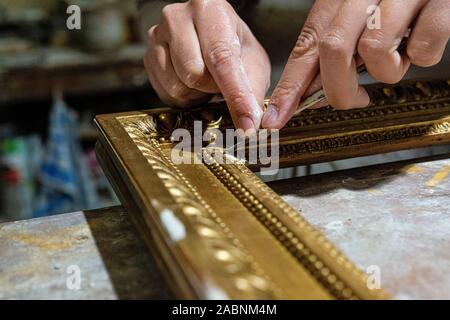 Geraudot (nord-est de la France) : dans l'Uwe Schaefer, atelier de travail doreur à la feuille d'or. Uwe Schaefer est spécialisé dans la restauration, 5b Banque D'Images