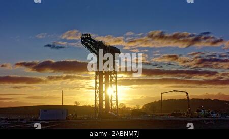 Glasgow, Scotland, UK 28 Novembre, 2019. UK Météo : ensoleillé fin à un jour variable sur le canal à Clydebank à l'ancien chantier naval John Brown qui a construit le Queens Mary et Elizabeth alors que le soleil se couche sur elle comme on construit des maisons il y a l'ombre de la Grue titan clyde shipbuilding, annoncent le froid avant de ciel clair au-dessus de la ville. Gérard Ferry/ Alamy Live News Banque D'Images