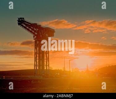 Glasgow, Scotland, UK 28 Novembre, 2019. UK Météo : ensoleillé fin à un jour variable sur le canal à Clydebank à l'ancien chantier naval John Brown qui a construit le Queens Mary et Elizabeth alors que le soleil se couche sur elle comme on construit des maisons il y a l'ombre de la Grue titan clyde shipbuilding, annoncent le froid avant de ciel clair au-dessus de la ville. Gérard Ferry/ Alamy Live News Banque D'Images