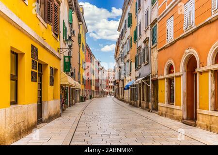Une rue avec des bâtiments colorés à Rovinj, Croatie, Istrie. Banque D'Images