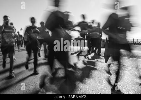 Les coureurs de marathon en compétition le long front de mer de Brighton Banque D'Images