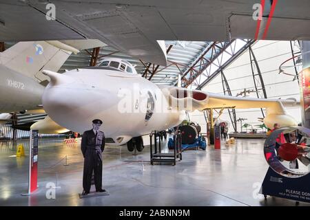 Vickers Valiant armés nucléaires jet à haute altitude V bomber XD818 sur l'affichage dans la guerre froide hangar de la RAF à Cosford Air Museum dans le Shropshire Banque D'Images