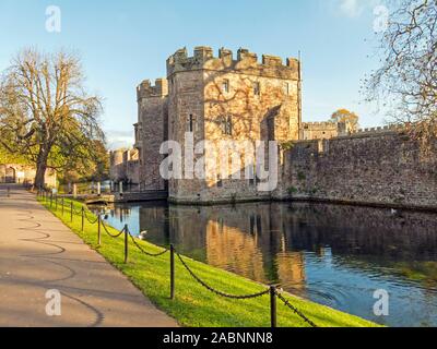 Un faible soleil d'hiver brille sur la porterie sur les douves de l'Évêché de Wells, Somerset, England, UK Banque D'Images