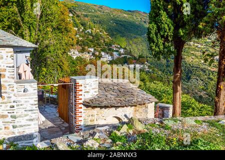 Rue et maison rurale typiquement grec sur mur au village de Makrinitsa de Pelion, Grèce Banque D'Images