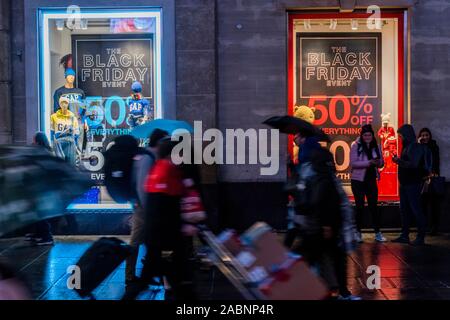 Oxford Street, Londres, Royaume-Uni. 28 Nov 2019. Écart - c'est la veille du Vendredi noir sur Oxford Street et les détaillants offrent des rabais importants. Crédit : Guy Bell/Alamy Live News Banque D'Images