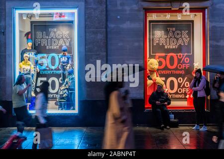 Oxford Street, Londres, Royaume-Uni. 28 Nov 2019. Écart - c'est la veille du Vendredi noir sur Oxford Street et les détaillants offrent des rabais importants. Crédit : Guy Bell/Alamy Live News Banque D'Images