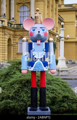 La figure du soldat souris Casse-noisette statue sur afficher dans Zagreb park pour l'avènement Market Banque D'Images