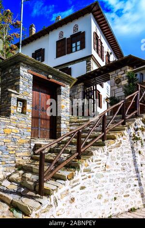 Rue et maison rurale typiquement grec sur mur au village de Makrinitsa de Pelion, Grèce Banque D'Images