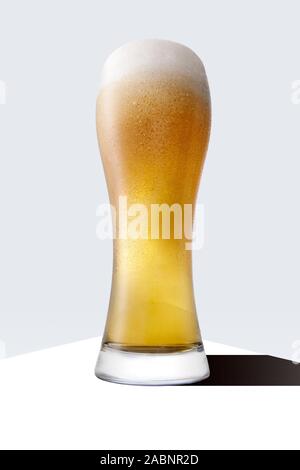 Une grande pinte de bière Pilsner / Banque D'Images