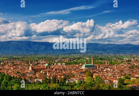 Vue panoramique de Vicenza centre historique avec la célèbre Basilique palladienne renaissance et les montagnes alentours, du Mont Berico terrasse Banque D'Images