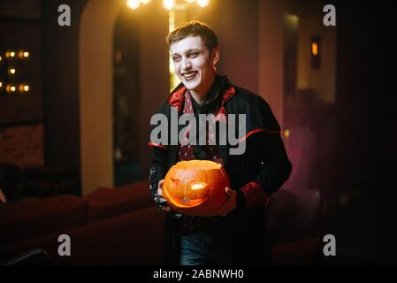 Le gars dans le comte Dracula's costume Halloween Banque D'Images