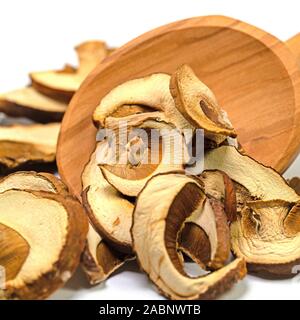 Champignons porcini séchés sur une cuillère en bois Banque D'Images