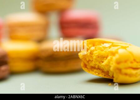 Plus de macarons savoureux de couleur un fond vert. Banque D'Images