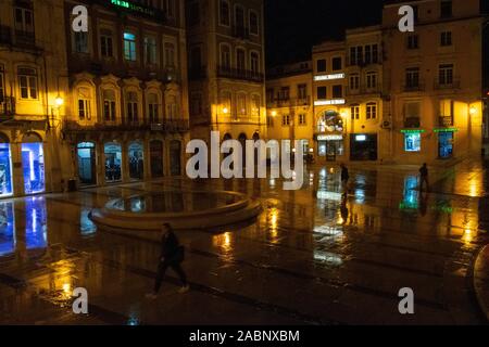 Scène de rue de nuit sur la Rua Visconde da Luz à Coimbra Portugal Banque D'Images