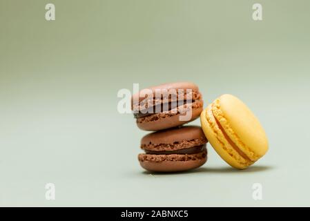 Plus de macarons savoureux de couleur un fond vert. Banque D'Images