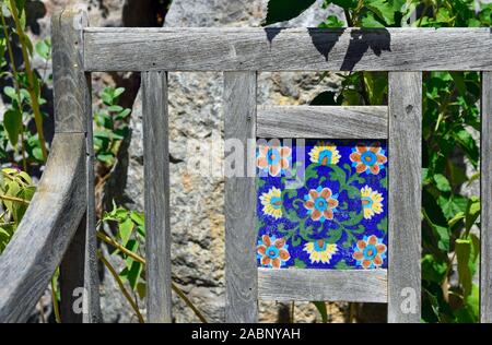 Banc de jardin en céramique traditionnelle dans un jardin du désert du Nouveau Mexique. Banque D'Images