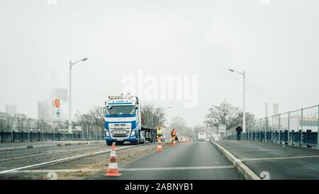 Strasbourg, France - Dec 21, 2016 : Travaux routiers en France avec la moitié route fermée et camions Volvo construction en arrière-plan Banque D'Images