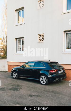 Strasbourg, France - Dec 19, 2016 : Matin rue vide en France avec Audi A3 voiture garée près de l'immeuble Banque D'Images