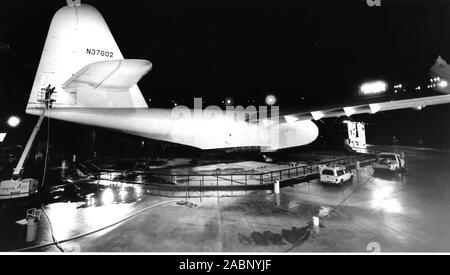 Le Hughes H-4 Hercules (également connu sous le nom de l'Oie de l'épinette ; enregistrement NX37602) est un prototype d'avion de transport aérien stratégique bateau conçu et construit par la société Hughes Aircraft. Conçu comme un vol transatlantique pour une utilisation de transport pendant la Seconde Guerre mondiale, il n'a pas été terminée à temps pour être utilisés dans la guerre. L'aéronef a fait qu'un bref vol le 2 novembre 1947. L'avion reste en bon état. Après avoir été exposé au public à Long Beach, en Californie, de 1980 à 1991, il est maintenant exposée au Evergreen Aviation & Space Museum de McMinnville, Oregon, United States Banque D'Images