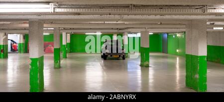 Strasbourg, France - Dec 21, 2016 : vue avant du cabriolet Volkswagen Beetle convertible noir mini voiture garée dans un parking souterrain vide mur vert Banque D'Images