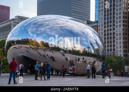 Cloud Gate d'Anish Kapoor, une immense sculpture extérieure en forme de haricot et permettant des visites de ses nombreux côtés en miroir, Chicago, Illinois, États-Unis Banque D'Images