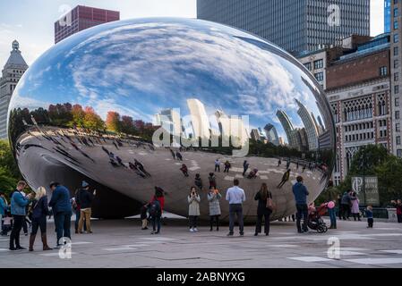 Cloud Gate d'Anish Kapoor, une immense sculpture extérieure en forme de haricot et permettant des visites de ses nombreux côtés en miroir, Chicago, Illinois, États-Unis Banque D'Images