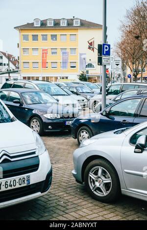 Kehl, Allemagne - 13 déc 2016 : grand parking dans la partie centrale de la ville de Kehl Banque D'Images