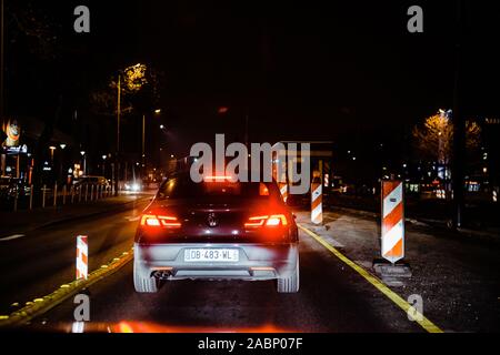 Kehl, Allemagne - 13 déc 2016 : vue arrière de voiture Volkswagen Passat CC la conduite par les marquages de sécurité rouge pendant les travaux routiers à Kehl Banque D'Images