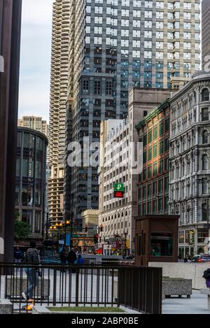 Scène de rue vu de Daley Plaza dans la boucle de Chicago, Chicago, Illinois, États-Unis Banque D'Images