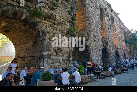 Istanbul, Turquie - 7 septembre 2019. Les hommes boivent du thé autour les maux de la ville historique romaine Aqueduc de Valens dans le district de Fatih Istanbul Banque D'Images