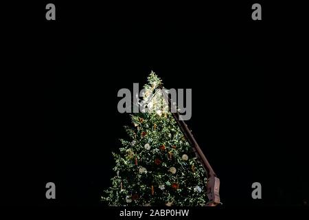 Strasbourg, France - Nov 23, 2017 : l'augmentation du paramètre de grue gigantesque plate-forme de décoration de la grand sapin de Noël dans la capitale pour les prochaines vacances d'hiver Banque D'Images