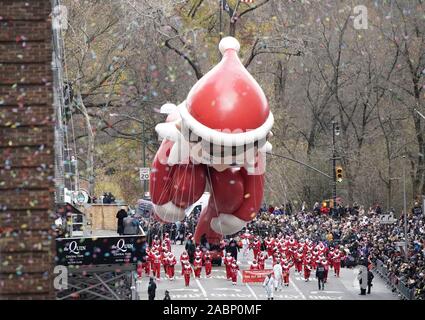 New York, États-Unis. 28 Nov, 2019. L'Elf sur l'Étagère balloon fait son chemin vers le bas l'itinéraire de la parade à la 93e Macy's Thanksgiving Day Parade à New York le jeudi 28 novembre, 2019. Le défilé a commencé en 1924, l'attachant pour la deuxième plus ancienne parade de Thanksgiving aux États-Unis avec l'Amérique's Thanksgiving Parade à Detroit. Photo de John Angelillo/UPI UPI : Crédit/Alamy Live News Banque D'Images