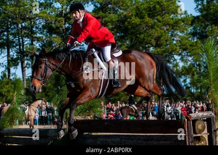 Southern Pines, North Carolina, USA. 27 Nov, 2019. 28 novembre 2019 - Southern PINES, North Carolina, USA - Les cavaliers et leurs chevaux sauter une clôture au cours de la 105e assemblée annuelle de la bénédiction des chiens, au champ Buchan. Organisé par le club de chasse de chiens courants du comté de Moore, l'événement est une tradition de Thanksgiving dans Moore Comté. Les cavaliers en tenue de chasse traditionnelles pour l'un des plus anciens chasse dans la nation. Le Penn-MaryDel hounds sont un pack qui remonte à 1914. Image Crédit : © Timothy L. Hale via Zuma sur le fil) Credit : Timothy L. Hale/ZUMA/Alamy Fil Live News Banque D'Images