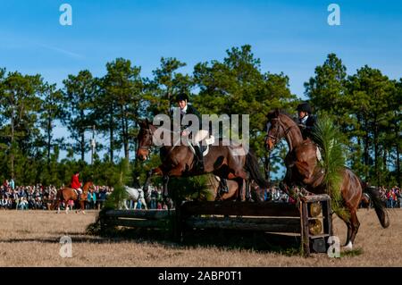 Southern Pines, North Carolina, USA. 27 Nov, 2019. 28 novembre 2019 - Southern PINES, North Carolina, USA - Les cavaliers et leurs chevaux sauter une clôture au cours de la 105e assemblée annuelle de la bénédiction des chiens, au champ Buchan. Organisé par le club de chasse de chiens courants du comté de Moore, l'événement est une tradition de Thanksgiving dans Moore Comté. Les cavaliers en tenue de chasse traditionnelles pour l'un des plus anciens chasse dans la nation. Le Penn-MaryDel hounds sont un pack qui remonte à 1914. Image Crédit : © Timothy L. Hale via Zuma sur le fil) Credit : Timothy L. Hale/ZUMA/Alamy Fil Live News Banque D'Images